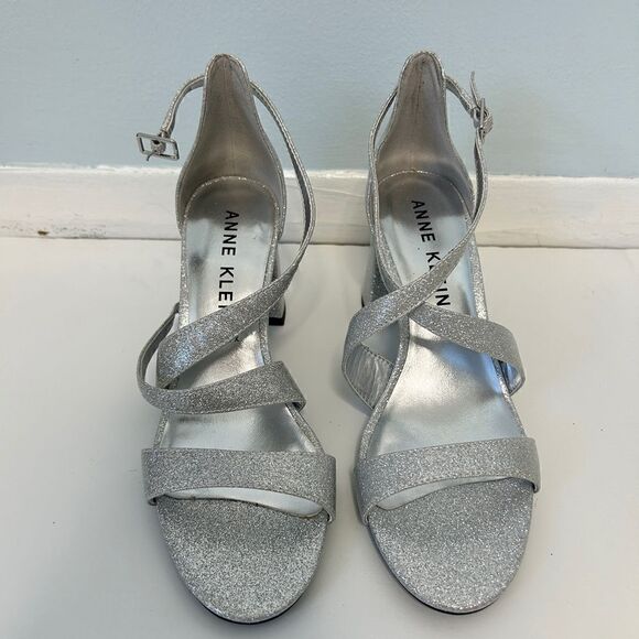 Silver Heels - Picture 3 of 3